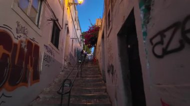 Romantik Lizbon eski kenti, Avrupa mimarisi ve parıldayan lambalarla POV 'de geceleri yürüyor