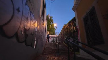 Lizbon Portekiz 'in karanlık sokaklarında tarihi cazibe ve sıcak şehir ışıklarıyla turist POV yürüyüşü