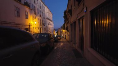 Yaz seyahati Lizbon Portekiz akşam yürüyüşü tarihi eski kasaba ve gece ışıklarıyla