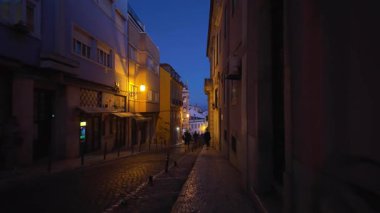 Lizbon 'da yaz mevsimi gece gezintisi. Canlı sokaklar, parlayan ışıklar ve tarihi bir dönüm noktası.