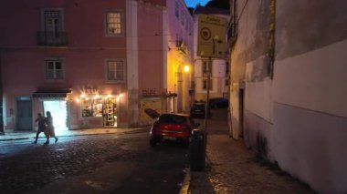 Lizbon 'un eski şehir POV turistleri Avrupa tatil cazibesi ve tarihi binalarla yürüyor