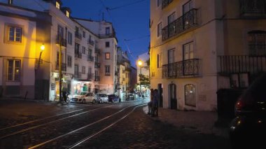 Lizbon 'da romantik bir akşam gezintisi, kaldırım taşı sokakları ve tarihi Avrupa semtlerinde gerçekleşti.