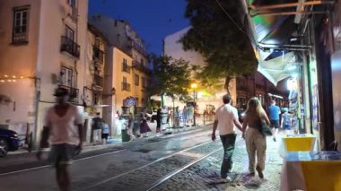 Lizbon Portekiz caddesi geceleri turistik bölge ve parıldayan şehir atmosferiyle yürüyor