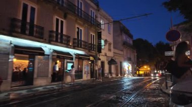 Lizbon 'un eski şehir manzarası geleneksel evler ve Avrupa yaz seyahatleriyle dolu