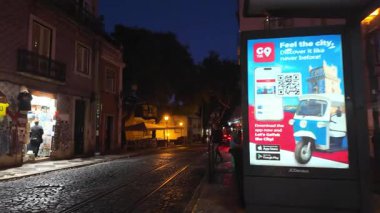 Lizbon Portekiz akşam gezintisi tarihi bölgede kaldırım taşı sokakları ve parlayan ışıklarla