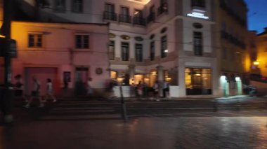 Lizbon 'da yaz gecesi yürüyüşü turistik atmosferi ve Avrupa tatili olan eski bir kasaba.