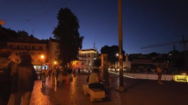 Geleneksel mimari ve tatil atmosferiyle gece Lizbon sokaklarında yürümek