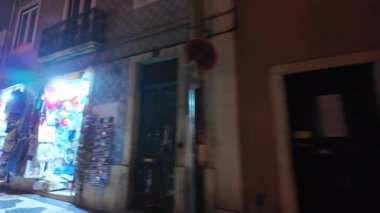 Gece taksisi POV 'u Lizbon Portekiz şehir sokakları gece hayatı sermaye seyahati hisse senedi atmosferi