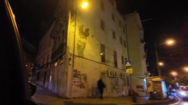 Portekiz Lizbon gece POV 'u taksi şehrinden aydınlatılmış sokaklar kentsel seyahat atmosferi gece hayatı durağı