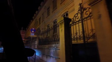 Lizbon 'da gece yarısı polis taksisi gezintisi. Parlayan şehir ışıkları şehir turu sahnesi. Portekiz gece hayatı sokakları.