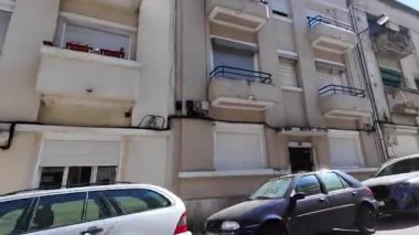 Otantik Lizbon taksi manzarası şehir sokaklarında arabalar, seyahat turizmi, kültürel kentsel yaşam tarzı