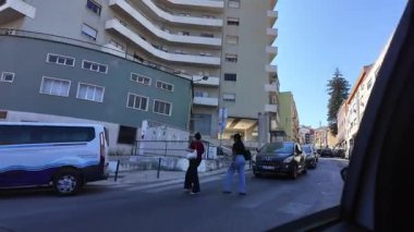 Lizbon şehir merkezindeki taksi durağından yolcu taşımacılığı trafiği Portekiz 'in eski şehir mimarisi, seyahat beldesi