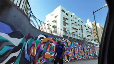 Lizbon şehir taksisi manzaralı eski şehir caddeleri, arabalar, klasik mimari, Portekiz hayat tarzı