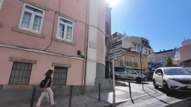 Lizbon Portekiz 'de taksi durağında trafiği, tarihi evleri ve şehir turizmini takip ediyoruz.