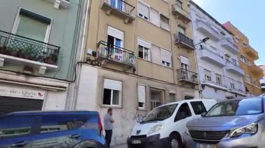 Taksi yolcusu Lizbon sokaklarını trafik, tarihi mimari, otantik Portekiz seyahat sahnesi ile görüyor