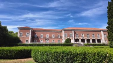 POV perspektifi Lizbon Botanik Bahçesinde yaz mevsimi çiçekleri palmiye ağaçları ve yeşil manzarayla dolaşır