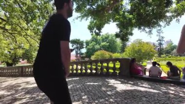 Lizbon Botanik Bahçesi 'nde yaz mevsimi video gezintisi. Egzotik palmiye ağaçları huzurlu bir yer.