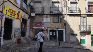 Lizbon 'da yaz mevsimi, tarihi caddelerde yürüyüş, güneşli Avrupa bayramı havası