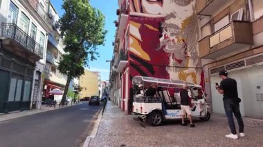 Lizbon 'da yaz gezintisi, kaldırım taşı sokaklar, güneşli mimari, tarihi Avrupa gezisi.