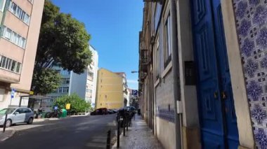 Lizbon yaz yürüyüşü, eski şehir kaldırım taşları, tarihi cazibe, güneşli Avrupa şehir manzarası.