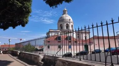 POV yazı Lizbon gezisi, kaldırım taşı cazibesi, tarihi binalar, güneşli Avrupa arka planı