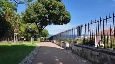 Lizbon 'da yaz yürüyüşü, dar sokaklar, eski mimari, güneşli Avrupa seyahatleri