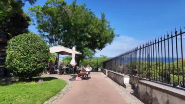 Lizbon POV yürüyüşü, yaz güneşi, tarihi cazibe, kaldırım taşı eski sokaklar, Avrupa seyahati