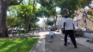 POV yazı Lizbon yürüyüşü, eski binalar, tarihi sokaklar, güneşli Avrupa şehir seyahati