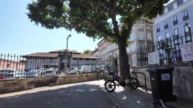 Lizbon 'da yaz gezintisi, tarihi sokaklar, güneşli şehir yürüyüşü, Avrupa' da tatil havası