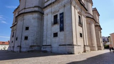 POV yaz gezisi Lizbon, sokakları keşfeden turistler, tarihi mimari, güneşli Avrupa