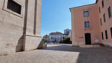 Lizbon sokakları, güneş ışığı, yürüyen eski şehir, tarihi mimari, Avrupa gezisi