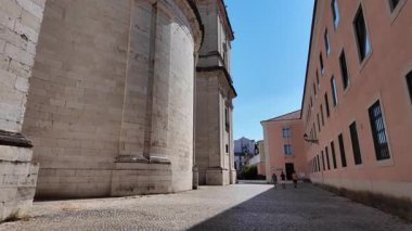 Yaz Lizbon POV sokakları, tarihi cazibe, eski şehir atmosferi, güneşli Avrupa seyahati konsepti