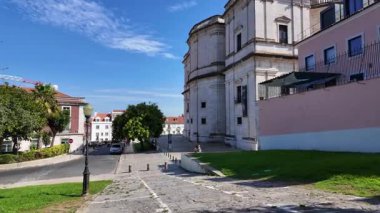 POV Lisbon yaz yürüyüşü, kaldırım taşı sokaklar, tarihi mimari, güneşli Avrupa gezisi