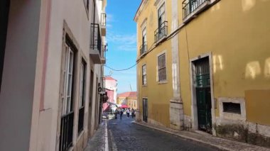 Lizbon yürüyüşü, yaz turisti tarihi sokakları keşfediyor, güneşli Avrupa mimarisi