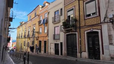 Lizbon POV yaz yürüyüşü, renkli evler, eski kasaba, güneşli tarihi Avrupa kenti yürüyüşü