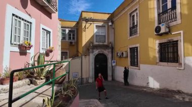 Lizbon sokaklarında POV yürüyüşü, yaz güneşi, tarihi cazibe, Avrupa seyahati arka planı