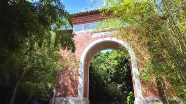 Güneşli Lizbon şehir parkı POV yolu yeşil ağaçlarda geziniyor Avrupa arka planda mimarlık tatili yapıyor