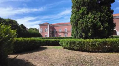 Lizbon yaz gezintisi POV halk parkı ağaçları yeşil yapraklar Avrupa şehir seyahati tatil sahnesi