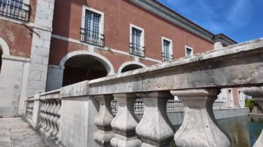 Lizbon şehir parkında yaz aylarında yürüyüş yapmak yeşil ağaçlar güneş ışığı POV Avrupa 'yı gezer tatil arka planında