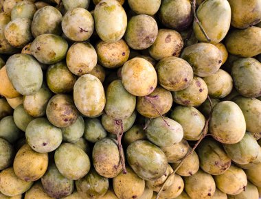 Markette organik olgun mango satışı yakın plan fotoğraf, lezzetli sağlıklı tatlı ve yeşil mango