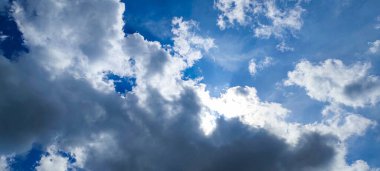 Beyaz bulutlu mavi bir gökyüzü, bulutlu mavi bir gökyüzü, beyaz bulutlu mavi bir gökyüzü ve bir uçak