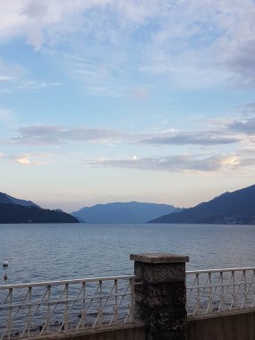 Güzel deniz manzarası ve dağlar.