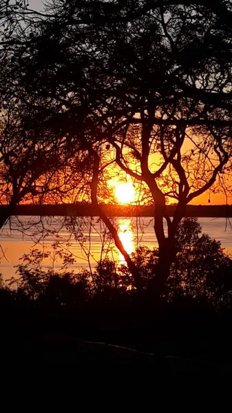 Uruguay Nehri üzerinde şafak vakti