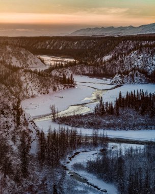 Gün batımında çölde kıvrılan bir nehrin kış manzarası..