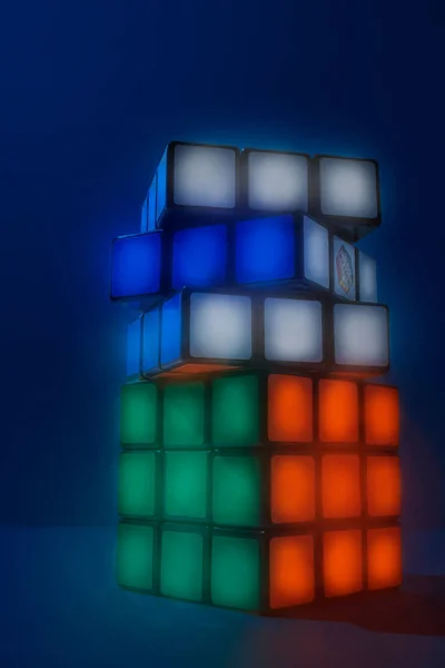 Rubiks Cubos Empilhados Editar Para Aparecer Como Eles Estão Brilhando — Fotografia de Stock