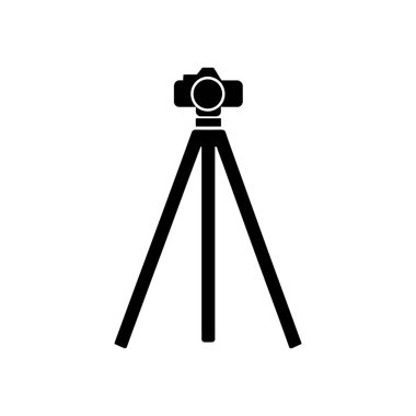 Bir tripodun üzerindeki izole edilmiş siyah kamera ikonu beyaz bir arkaplana karşı tek başına duruyor, fotoğrafçılık veya videografi ile ilgili görsel iletişim için ideal. Minimalist, kısa ve net.