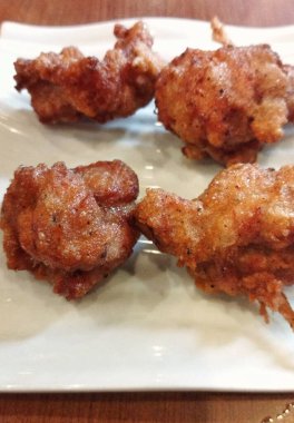 Beyaz tabakta tavuk karage tabağı resmi.