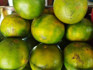 Yerel Endonezya portakallarının düzgünce istiflenmiş bir resmi