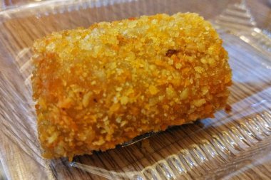 Mayonez Risoles 'in füme sığır eti ve yumurtalı böreği. 