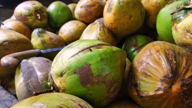 Pazarda satılacak hindistan cevizi resmi